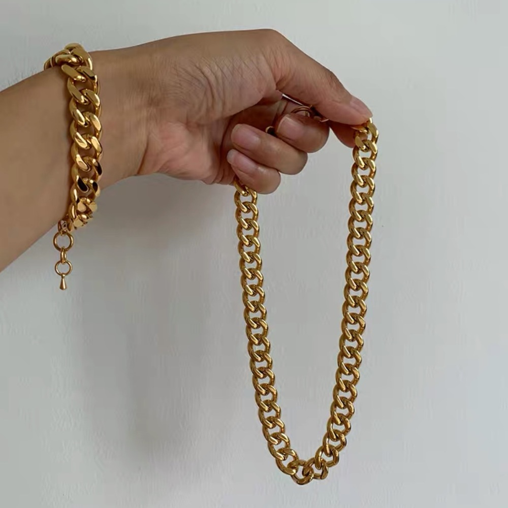 Gold necklace + bracelet set (like new)